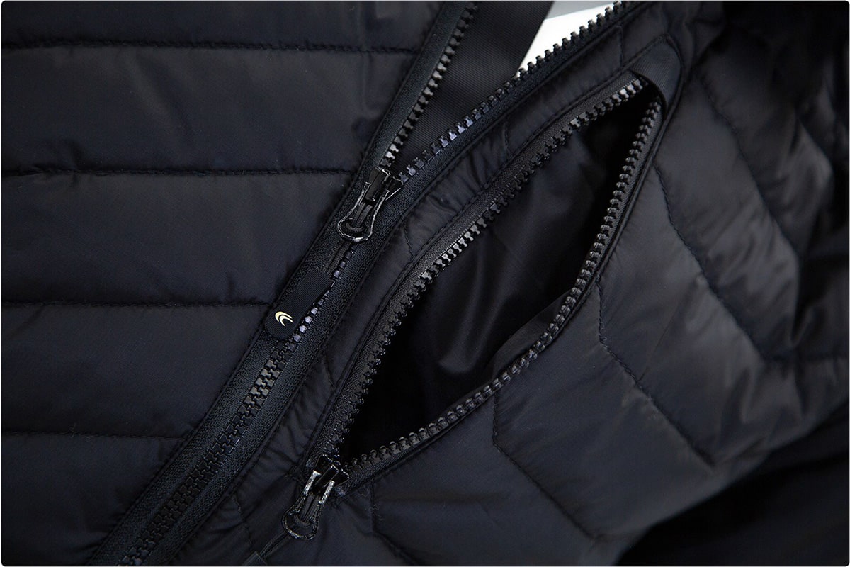 carinthia-kurtka-esg-czarna-kieszen-boczna